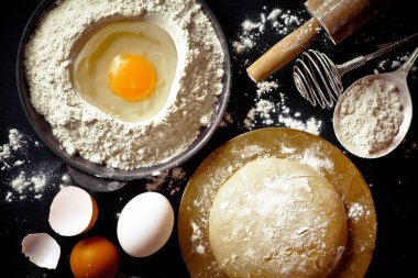 Mutfak aksesuarları ile bir kompozisyon içinde eski bir arka plan üzerinde un ile hamur