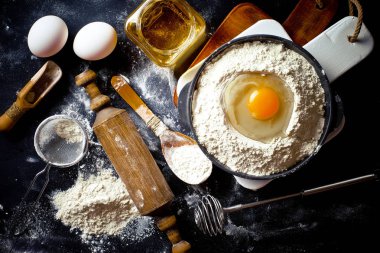 Mutfak aksesuarları ile bir kompozisyon içinde eski bir arka plan üzerinde un ile hamur