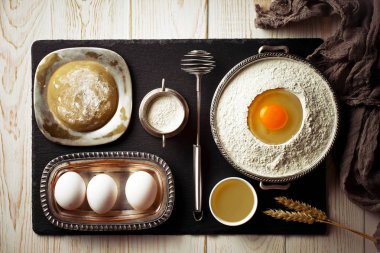 Mutfak aksesuarları ile bir kompozisyon içinde eski bir arka plan üzerinde un ile hamur