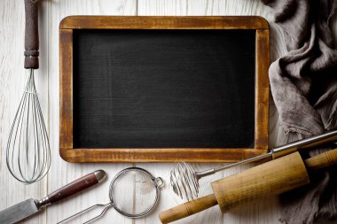 Mutfak aksesuarları ile bir kompozisyon içinde eski bir arka plan üzerinde un ile hamur