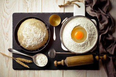 Mutfak aksesuarları ile bir kompozisyon içinde eski bir arka plan üzerinde un ile hamur