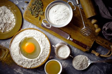 Eski bir arka plan üzerinde un ile hamur