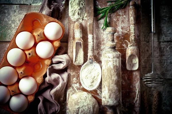Тесто Мукой Старом Фоне Композиции Кухонными Принадлежностями — стоковое фото