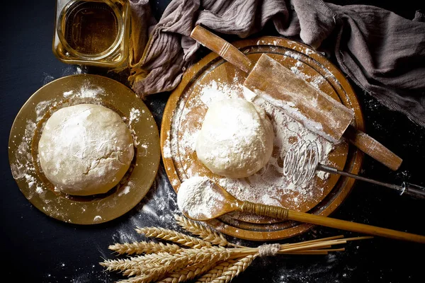 Massa Com Farinha Velho Fundo Uma Composição Com Acessórios Cozinha — Fotografia de Stock