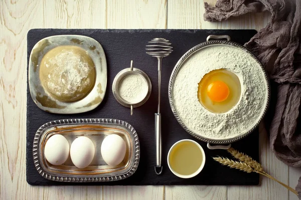 Mutfak aksesuarları ile bir kompozisyon içinde eski bir arka plan üzerinde un ile hamur