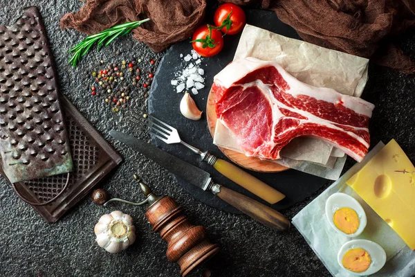 Carne Cruda Mesa Cocina Sobre Fondo Metálico Una Composición Con — Foto de Stock
