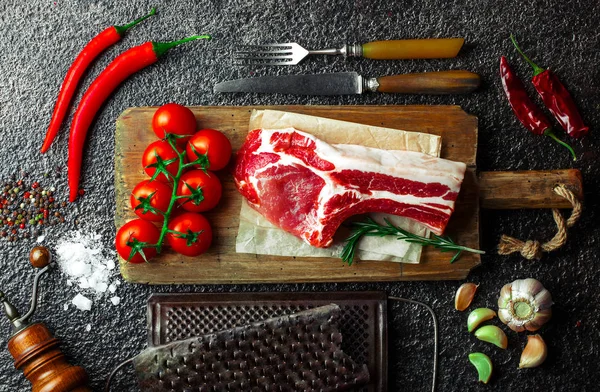 Carne Cruda Mesa Cocina Sobre Fondo Metálico Una Composición Con — Foto de Stock