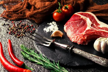 Mutfak masasında aksesuarları pişirme ile bir kompozisyon içinde metalik bir arka plan üzerinde çiğ et