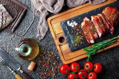 Mutfak masasında aksesuarları pişirme ile bir kompozisyon içinde metalik bir arka plan üzerinde çiğ et