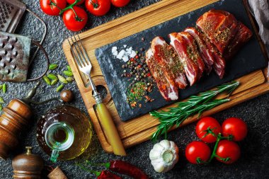 Mutfak masasında aksesuarları pişirme ile bir kompozisyon içinde metalik bir arka plan üzerinde çiğ et