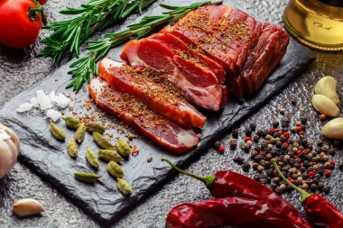 Mutfak masasında aksesuarları pişirme ile bir kompozisyon içinde metalik bir arka plan üzerinde çiğ et