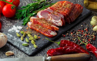 Mutfak masasında aksesuarları pişirme ile bir kompozisyon içinde metalik bir arka plan üzerinde çiğ et