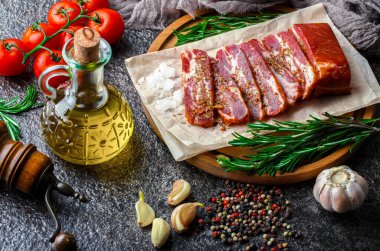 Mutfak masasında aksesuarları pişirme ile bir kompozisyon içinde metalik bir arka plan üzerinde çiğ et