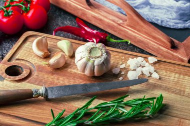 Mutfak masasında aksesuarları pişirme ile bir kompozisyon içinde metalik bir arka plan üzerinde çiğ et