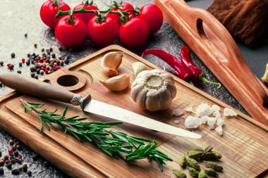 Mutfak masasında aksesuarları pişirme ile bir kompozisyon içinde metalik bir arka plan üzerinde çiğ et