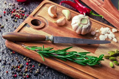 Mutfak masasında aksesuarları pişirme ile bir kompozisyon içinde metalik bir arka plan üzerinde çiğ et