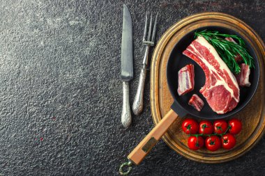 Mutfak masasında aksesuarları pişirme ile bir kompozisyon içinde metalik bir arka plan üzerinde çiğ et