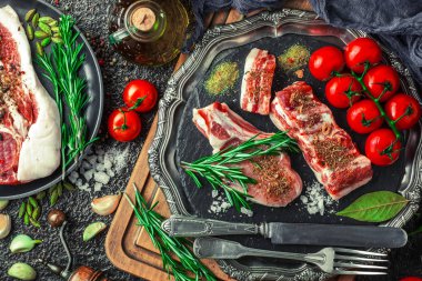 Mutfak masasında aksesuarları pişirme ile bir kompozisyon içinde metalik bir arka plan üzerinde çiğ et