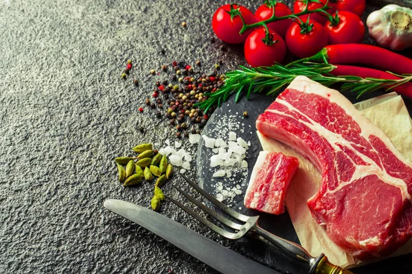 Carne Cruda Mesa Cocina Sobre Fondo Metálico Una Composición Con — Foto de Stock