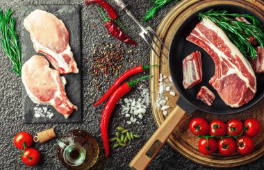 Mutfak masasında aksesuarları pişirme ile bir kompozisyon içinde metalik bir arka plan üzerinde çiğ et