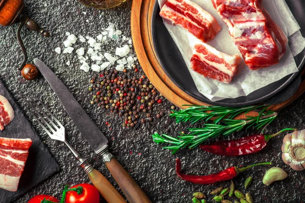 Carne Cruda Mesa Cocina Sobre Fondo Metálico Una Composición Con — Foto de Stock