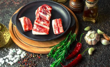 Mutfak masasında aksesuarları pişirme ile bir kompozisyon içinde metalik bir arka plan üzerinde çiğ et