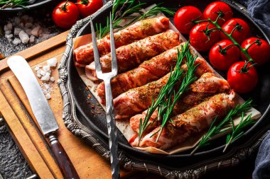 Mutfak masasında aksesuarları pişirme ile bir kompozisyon içinde metalik bir arka plan üzerinde çiğ et