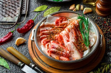 Mutfak masasında aksesuarları pişirme ile bir kompozisyon içinde metalik bir arka plan üzerinde çiğ et