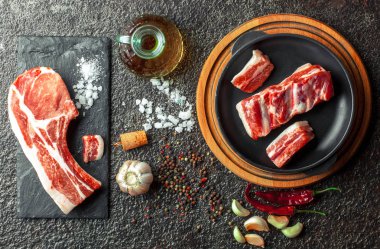 Mutfak masasında aksesuarları pişirme ile bir kompozisyon içinde metalik bir arka plan üzerinde çiğ et