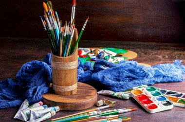 Boyalar, çizim ve bir kompozisyon içinde bir arka plan üzerinde fırça için