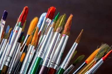 Boyalar, çizim ve bir kompozisyon içinde bir arka plan üzerinde fırça için