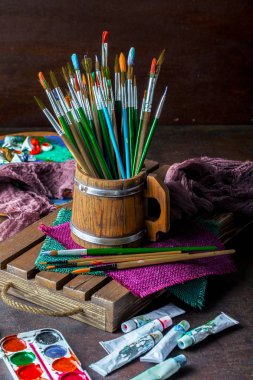 Boyalar, çizim ve bir kompozisyon içinde bir arka plan üzerinde fırça için