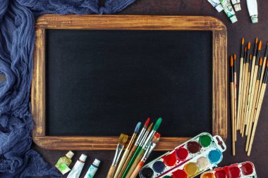 Boyalar, çizim ve bir kompozisyon içinde bir arka plan üzerinde fırça için