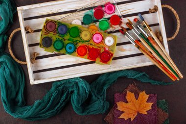 Boyalar, çizim ve bir kompozisyon içinde bir arka plan üzerinde fırça için