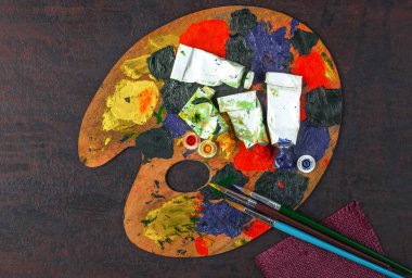 Boyalar, çizim ve bir kompozisyon içinde bir arka plan üzerinde fırça için