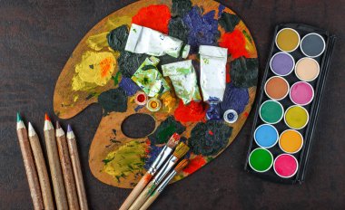 Boyalar, çizim ve bir kompozisyon içinde bir arka plan üzerinde fırça için