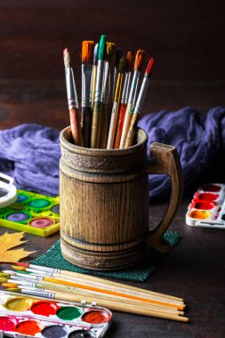 Boyalar, çizim ve bir kompozisyon içinde bir arka plan üzerinde fırça için