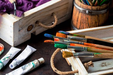 Boyalar, çizim ve bir kompozisyon içinde bir arka plan üzerinde fırça için