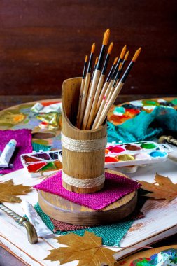 Boyalar, çizim ve bir kompozisyon içinde bir arka plan üzerinde fırça için