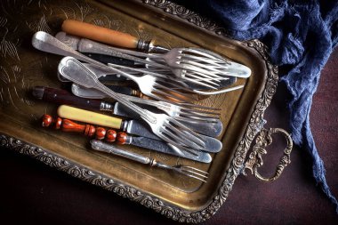 Mutfak aksesuarları ile eski gümüş yemekleri