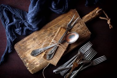 Mutfak aksesuarları ile eski gümüş yemekleri