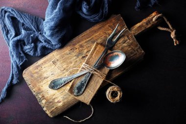 Mutfak aksesuarları ile eski gümüş yemekleri