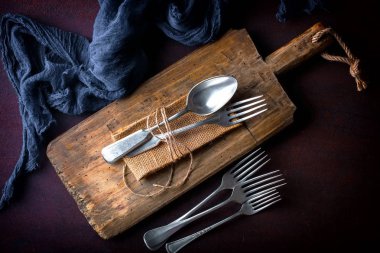 Mutfak aksesuarları ile eski gümüş yemekleri