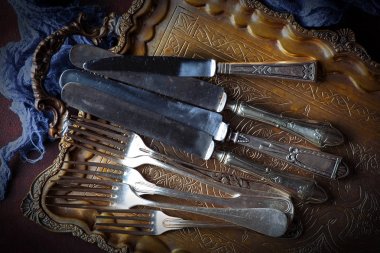 Mutfak aksesuarları ile eski gümüş yemekleri