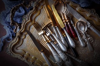 Mutfak aksesuarları ile eski gümüş yemekleri