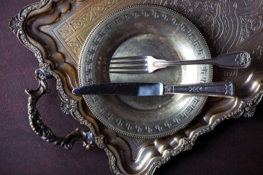 Mutfak aksesuarları ile eski gümüş yemekleri