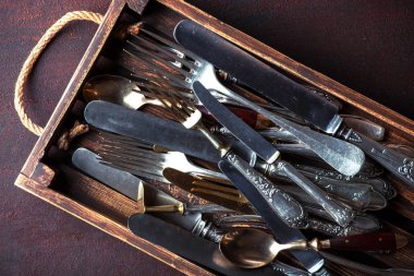 Mutfak aksesuarları ile eski gümüş yemekleri