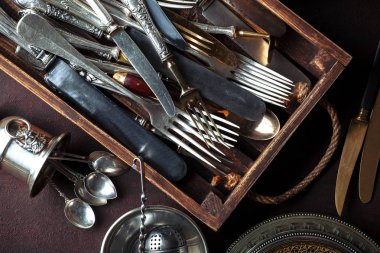 Mutfak aksesuarları ile eski gümüş yemekleri