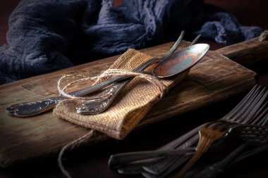 Mutfak aksesuarları ile eski gümüş yemekleri