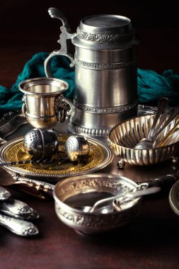 Mutfak aksesuarları ile eski gümüş yemekleri